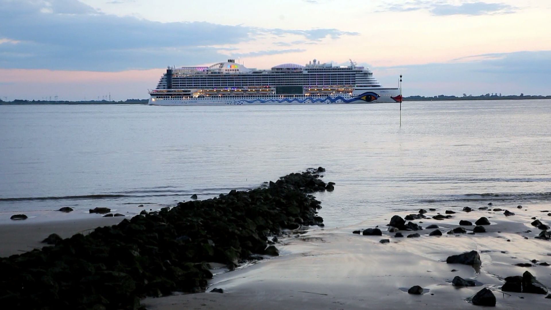 AIDA Prima elbabwärts vor Brokdorf (Video)