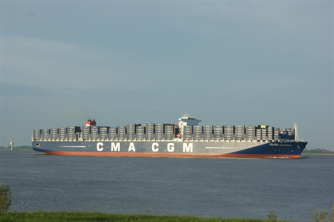 Größtes Containerschiff der Welt vor Brokdorf