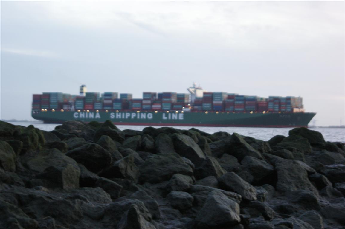 CSCL GLOBE vor Brokdorf