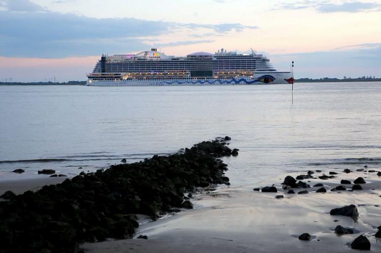 AIDA Prima elbabwärts vor Brokdorf