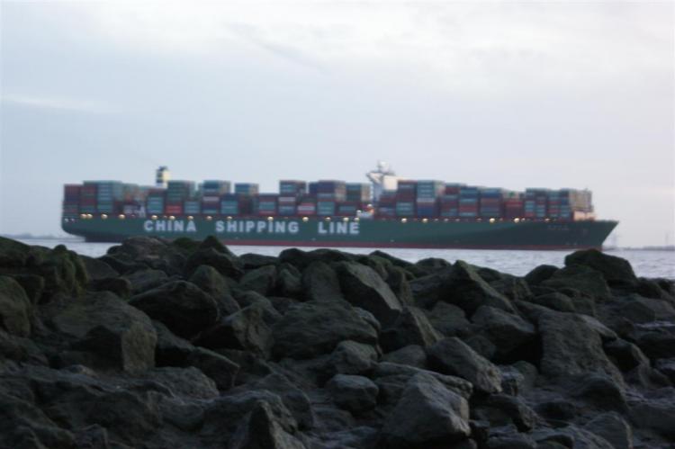 "CSCL Globe" elbabwärts vor Brokdorf